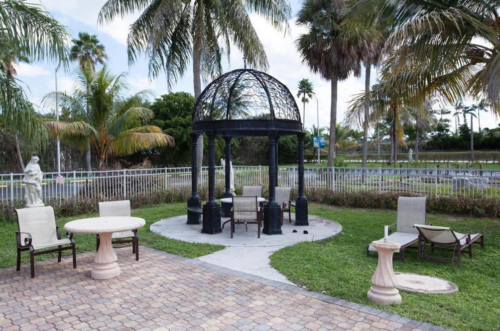 Miami Gardens Inn & Suites Exterior photo